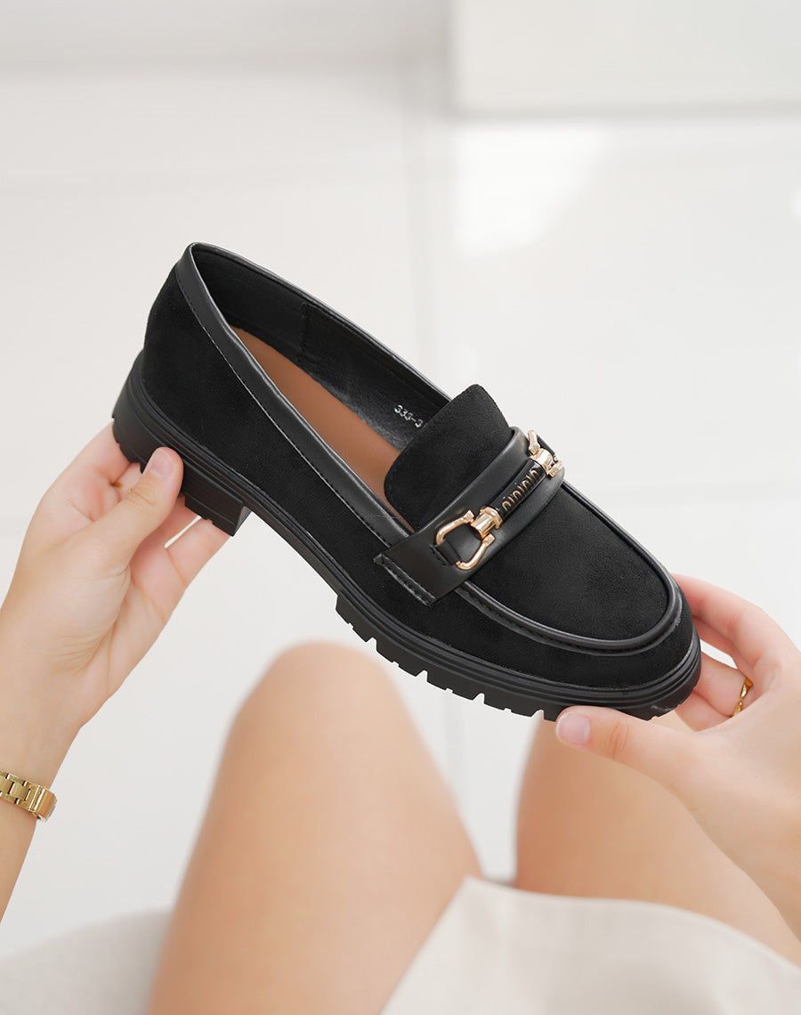 Mocassin femme noir élégant en suédine avec bijou doré et semelle crantée