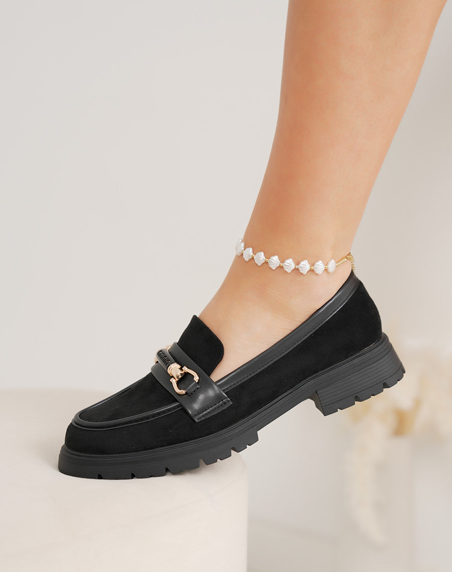 Mocassin femme noir élégant en suédine avec bijou doré et semelle crantée