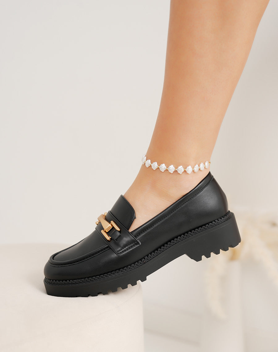 Mocassin femme noir chic avec bijou doré et semelle crantée confortable