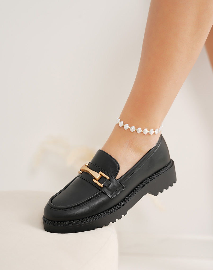 Mocassin femme noir chic avec bijou doré et semelle crantée confortable