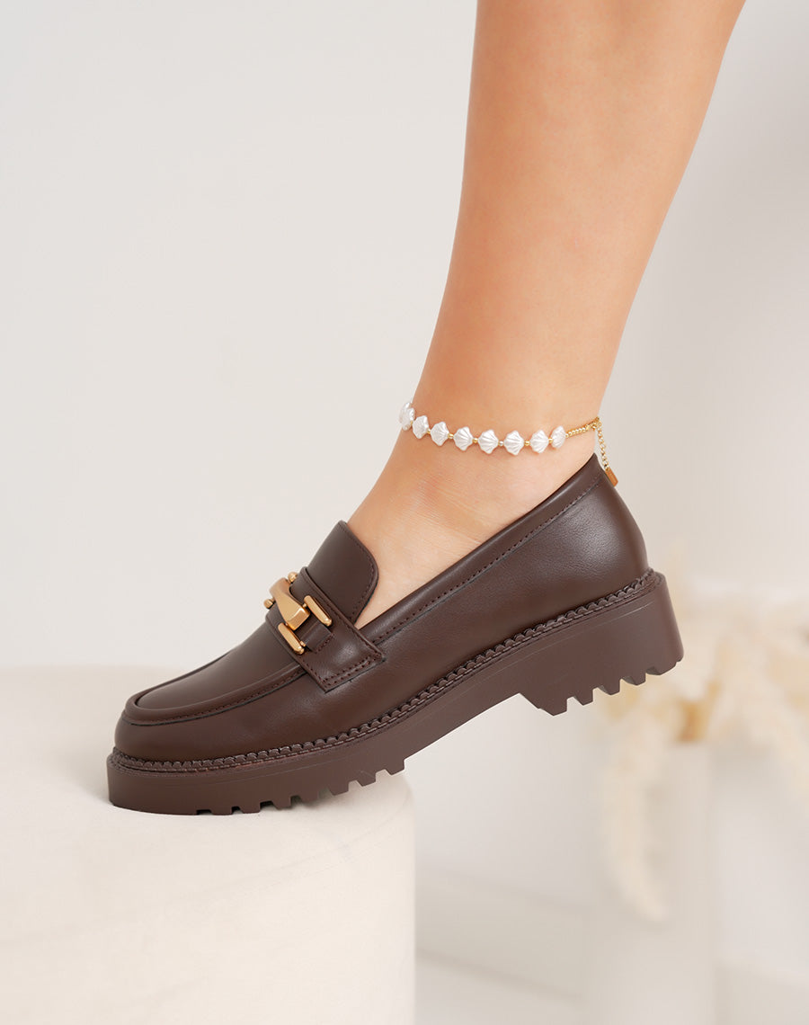 Mocassin femme marron élégant avec bijou doré et semelle crantée confortable