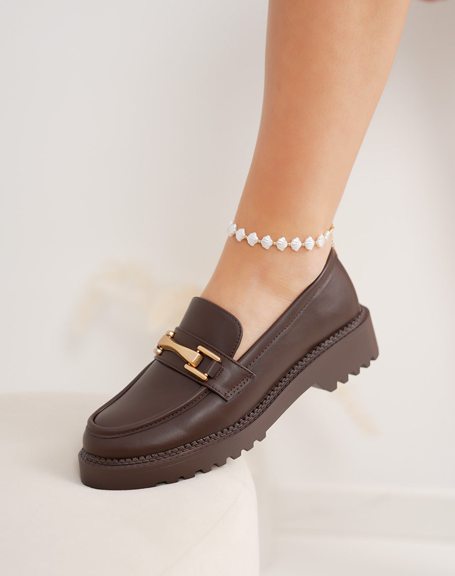 Mocassin femme marron élégant avec bijou doré et semelle crantée confortable