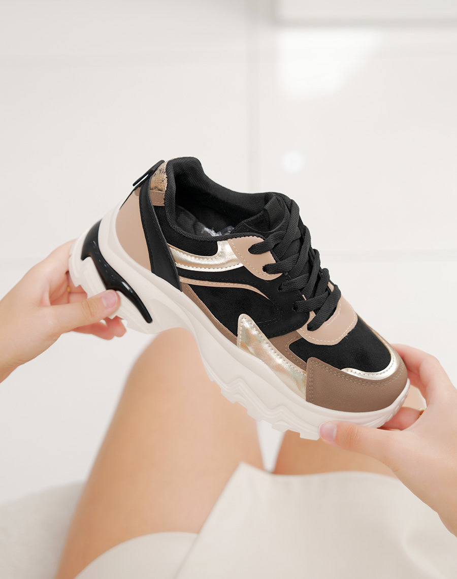 Basket femme noire tendance avec empiècements dorés et semelle crantée à bulle