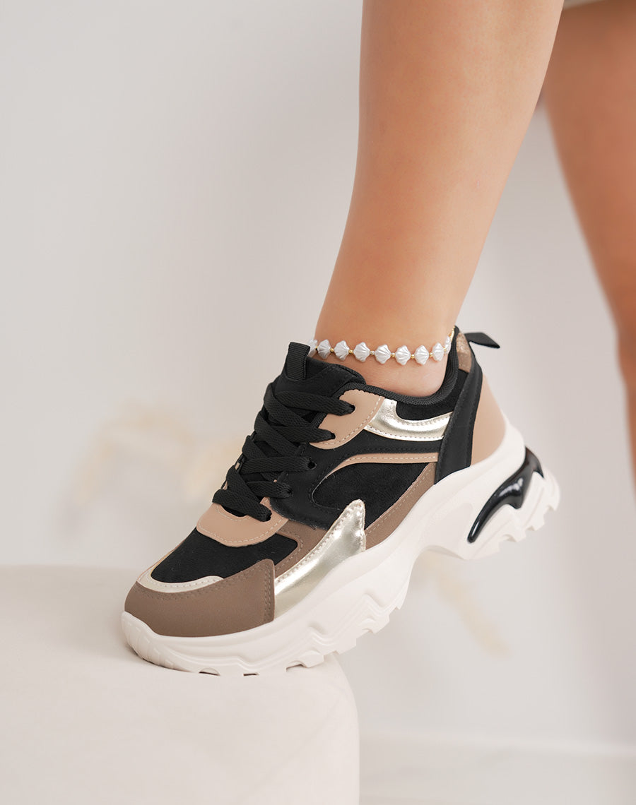 Basket femme noire tendance avec empiècements dorés et semelle crantée à bulle