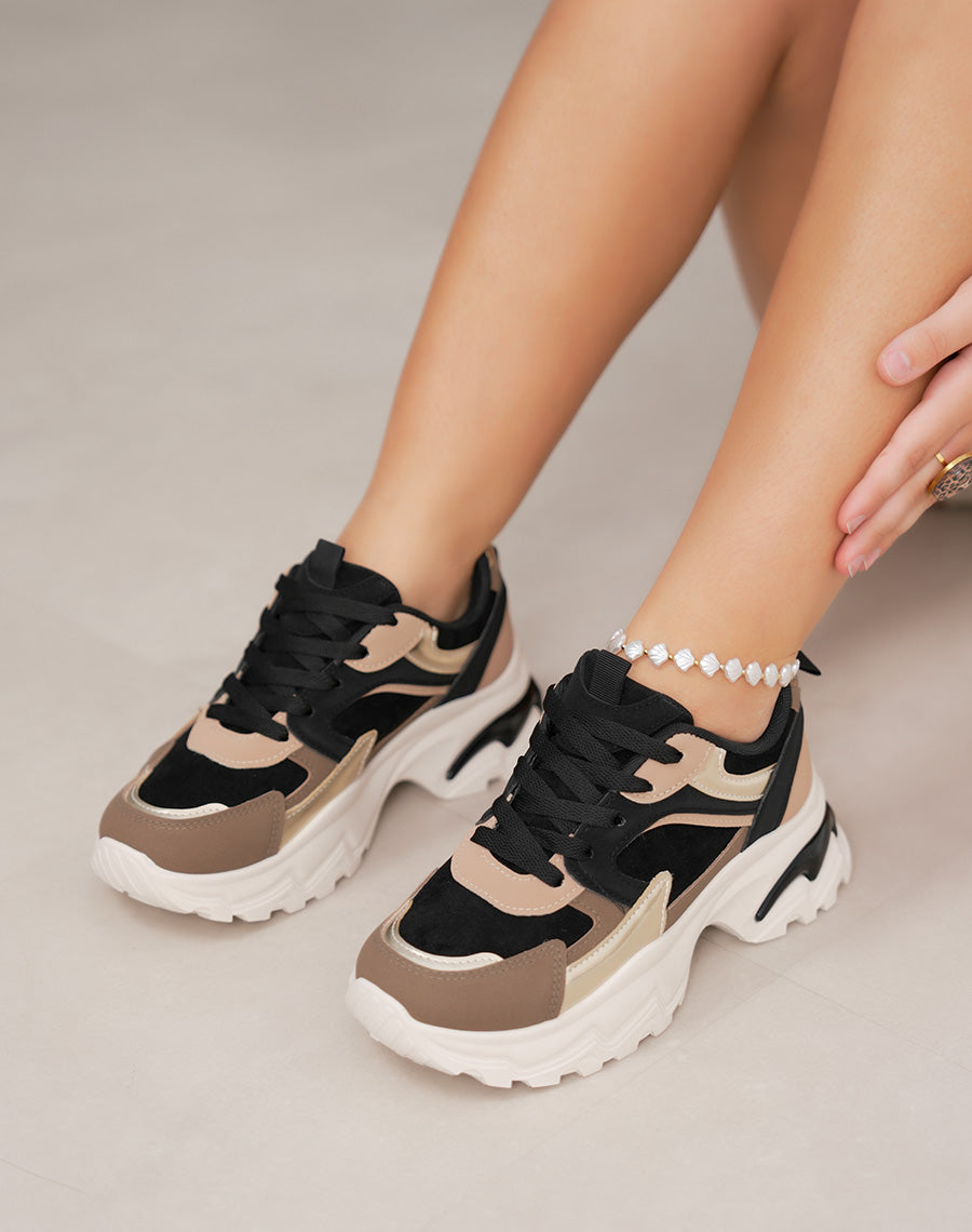 Basket femme noire tendance avec empiècements dorés et semelle crantée à bulle