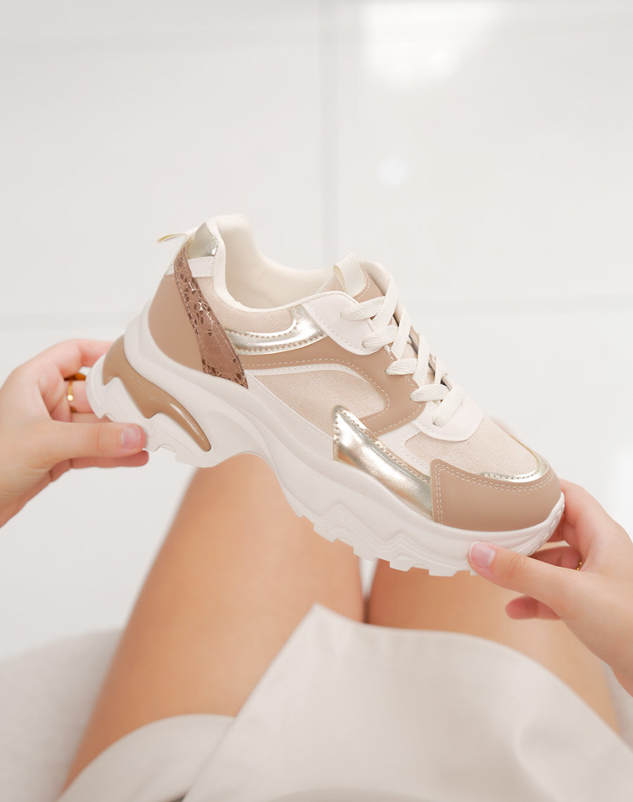 Basket femme beige tendance avec empiècements dorés et semelle crantée taupe