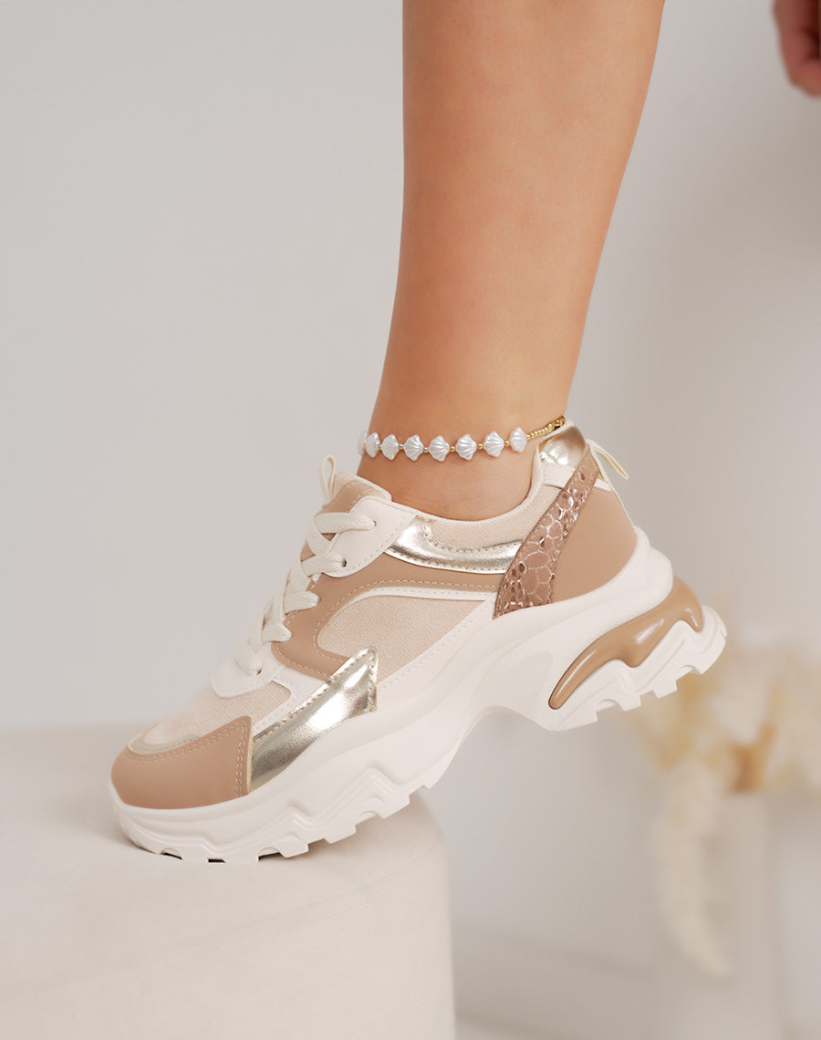 Basket femme beige tendance avec empiècements dorés et semelle crantée taupe