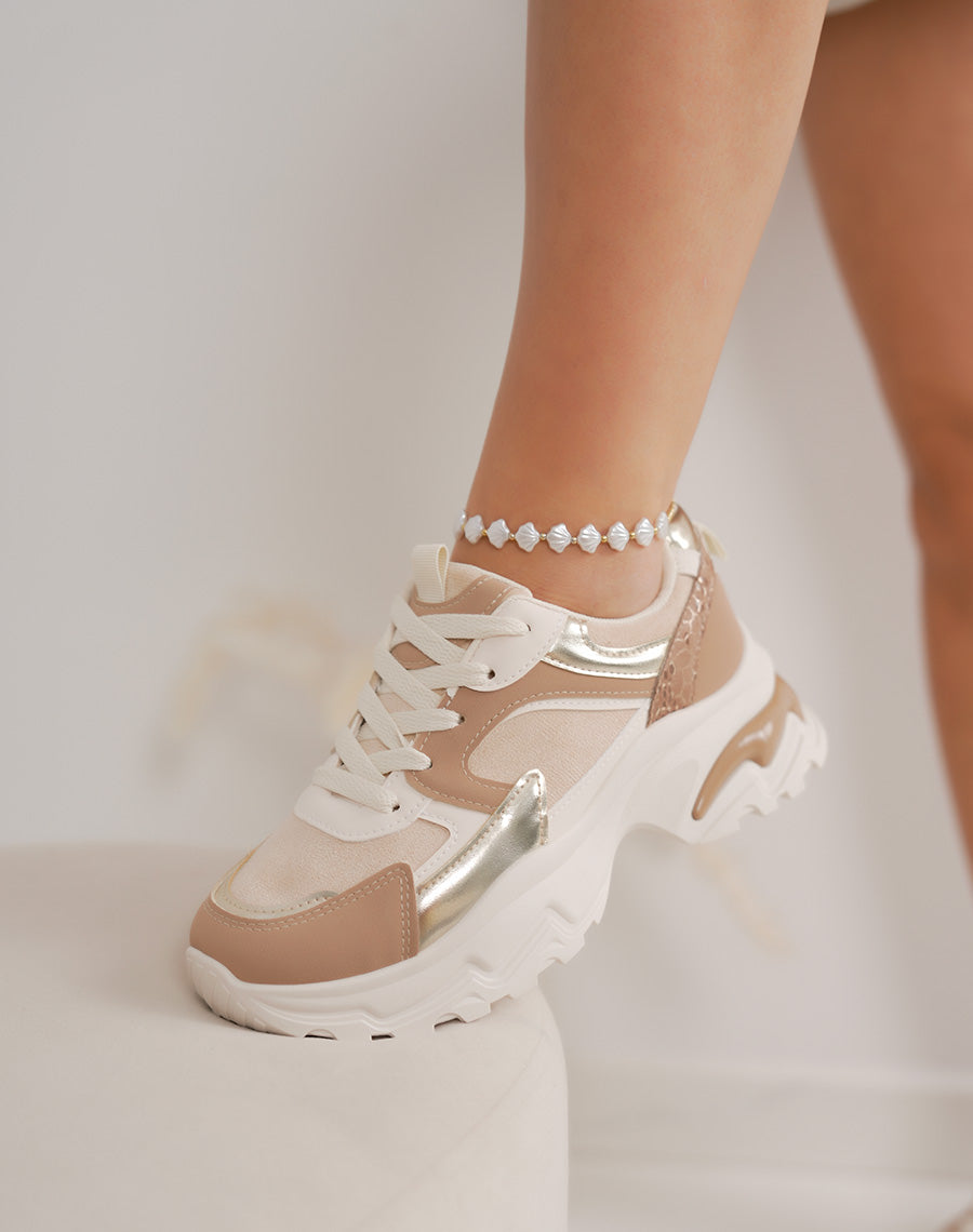 Basket femme beige tendance avec empiècements dorés et semelle crantée taupe