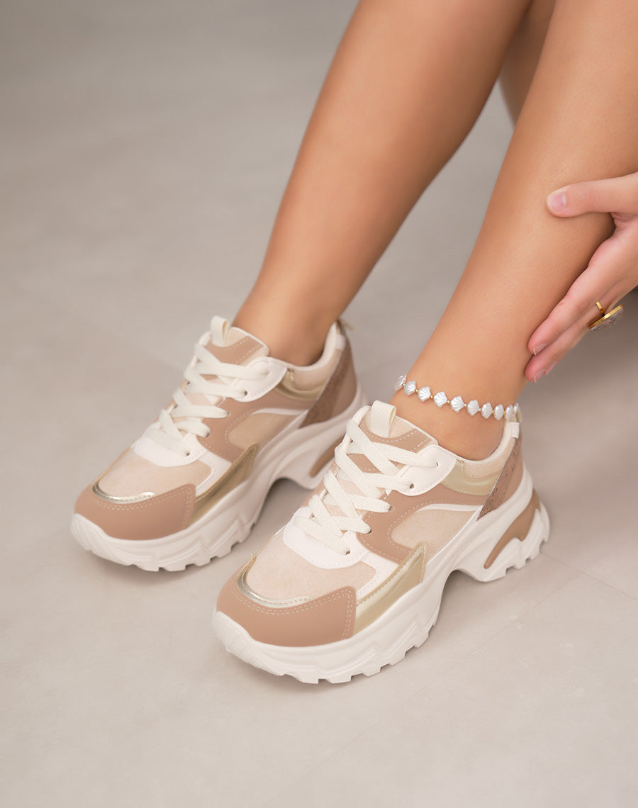 Basket femme beige tendance avec empiècements dorés et semelle crantée taupe