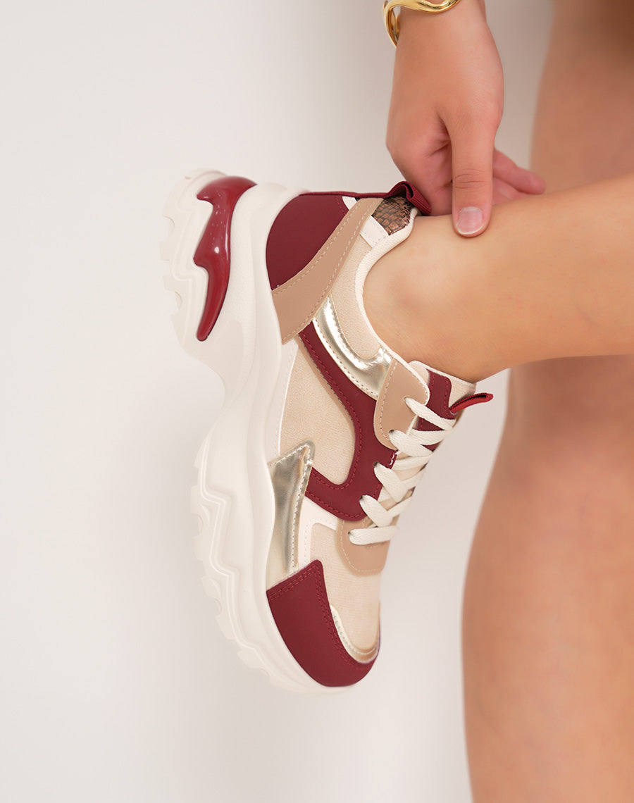 Basket femme beige doré tendance avec empiècements bordeaux et semelle crantée stylisée