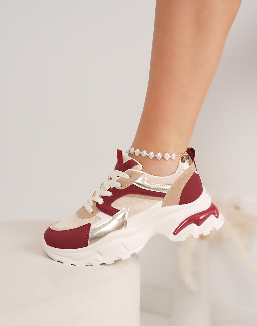 Basket femme beige doré tendance avec empiècements bordeaux et semelle crantée stylisée