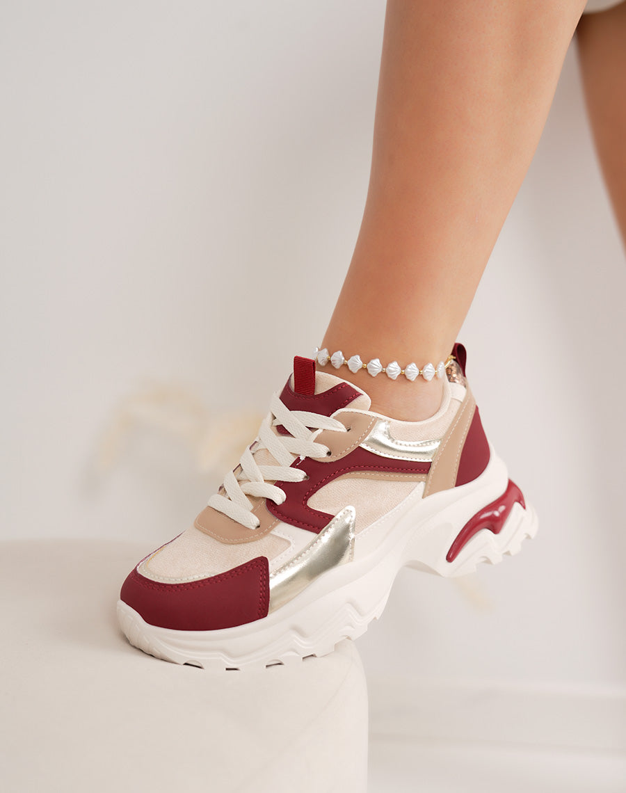 Basket femme beige doré tendance avec empiècements bordeaux et semelle crantée stylisée