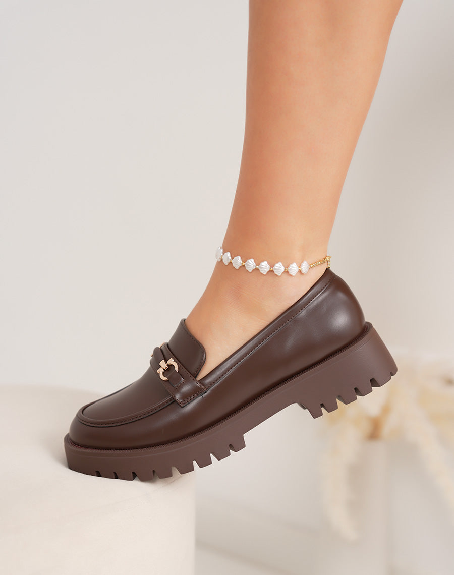 Mocassin femme marron élégant avec bijou doré et semelle crantée