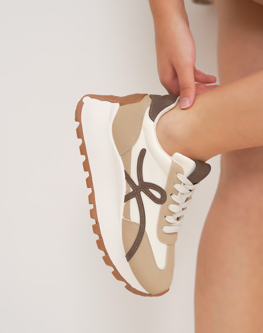 Basket femme blanche tendance avec détails beige et ligne marron sur semelle épaisse