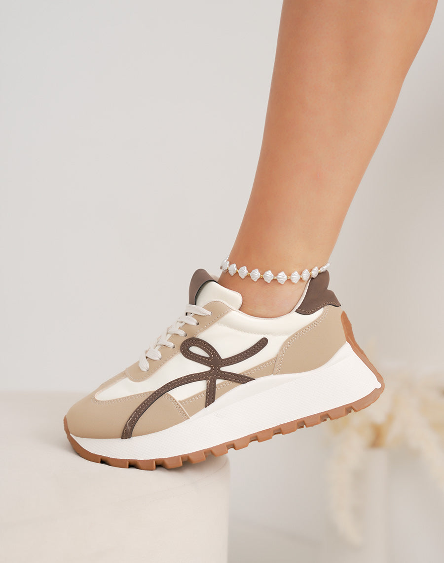 Basket femme blanche tendance avec détails beige et ligne marron sur semelle épaisse