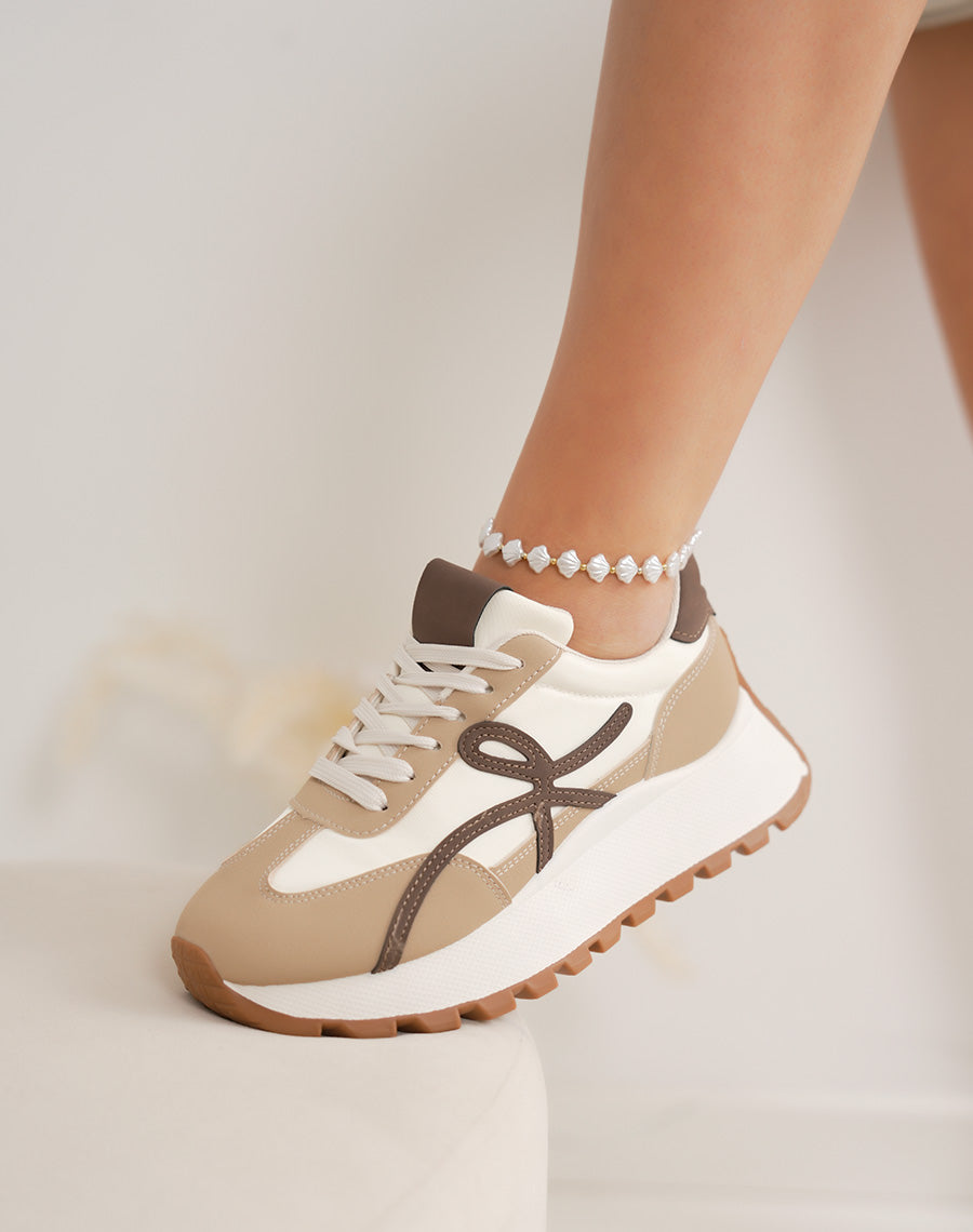Basket femme blanche tendance avec détails beige et ligne marron sur semelle épaisse