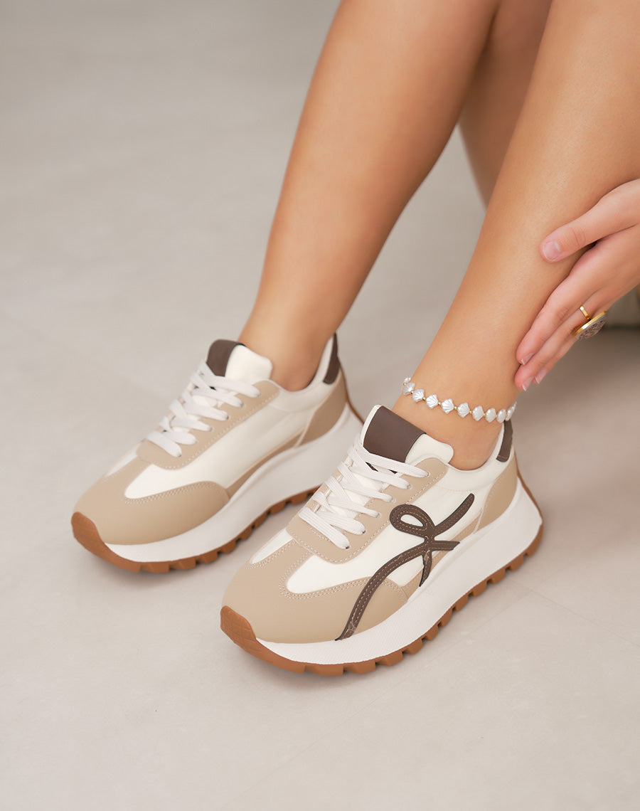 Basket femme blanche tendance avec détails beige et ligne marron sur semelle épaisse