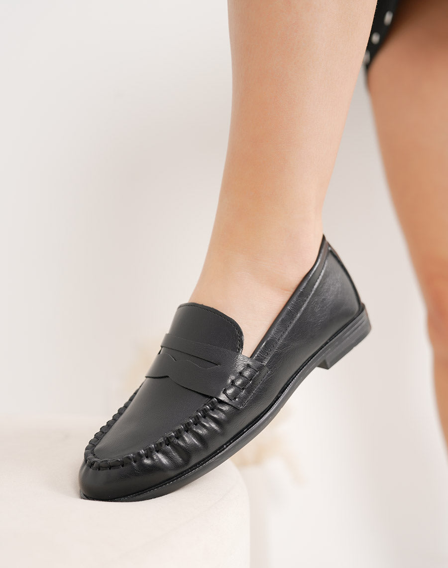 Mocassins femme noirs effet vieilli plats avec couture tressée