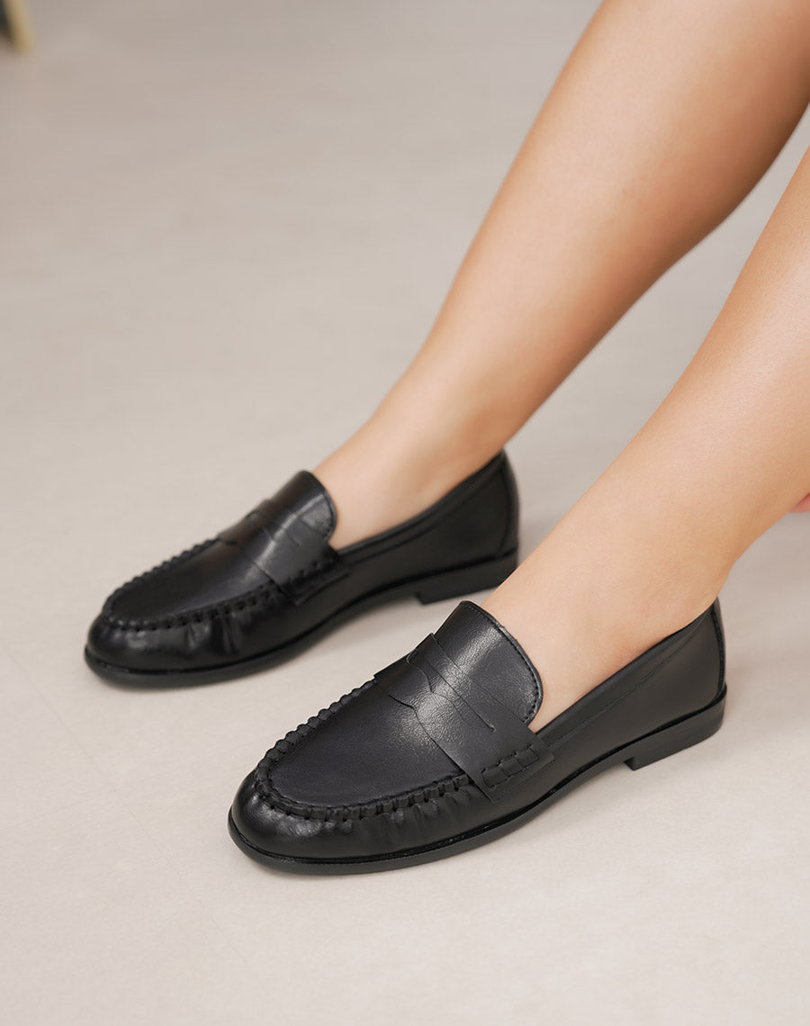 Mocassins femme noirs effet vieilli plats avec couture tressée