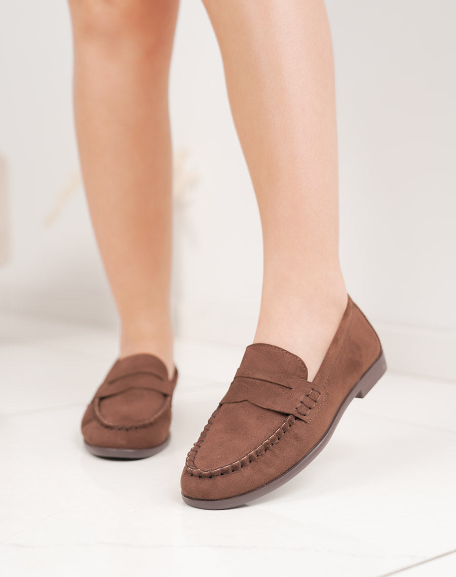 Mocassins femme en suédine marron plats avec couture tressée