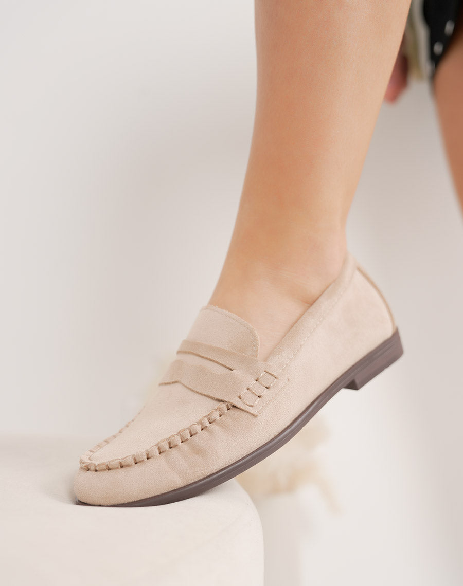 Mocassins femme en suédine beige plats avec couture tressée
