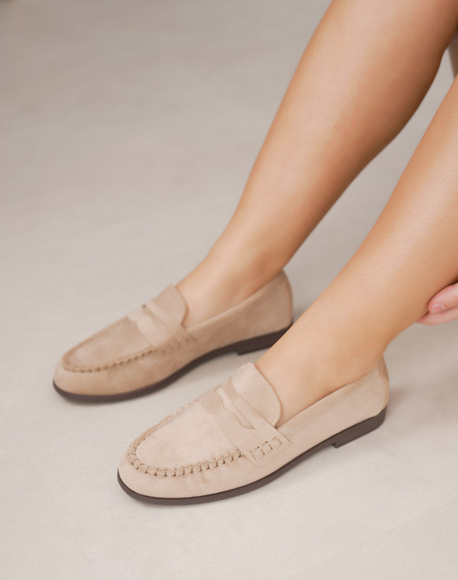 Mocassins femme en suédine beige plats avec couture tressée