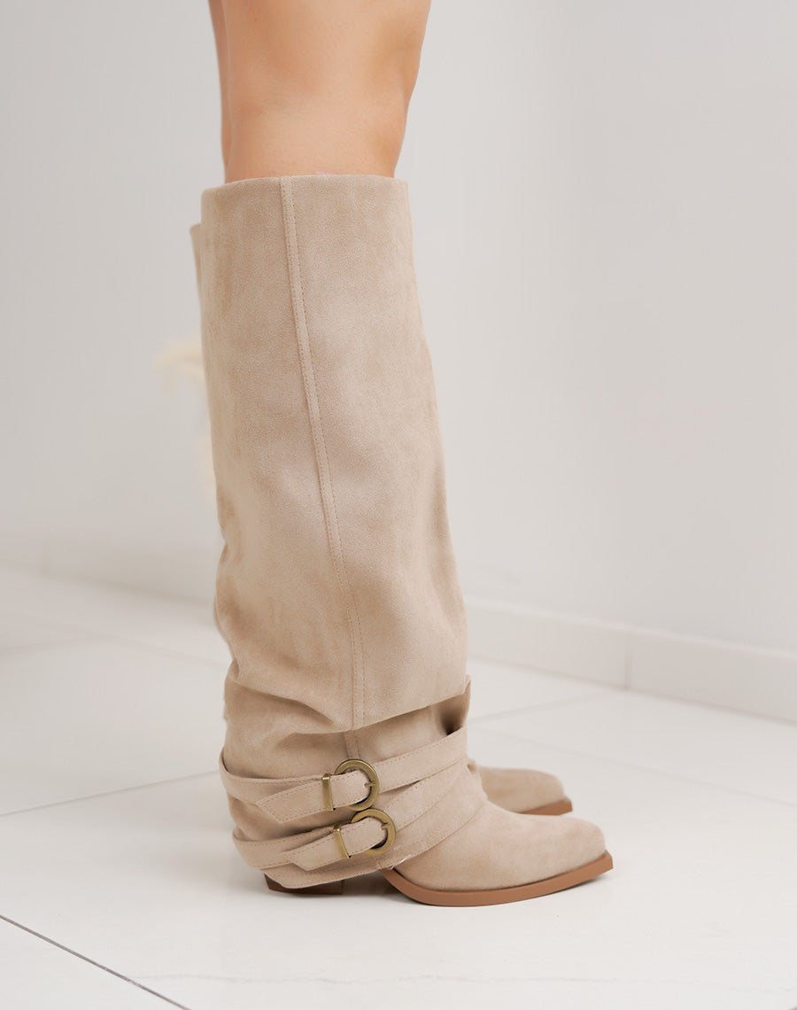 Bottes femme beige en suédine avec talon haut et boucle dorée stylée