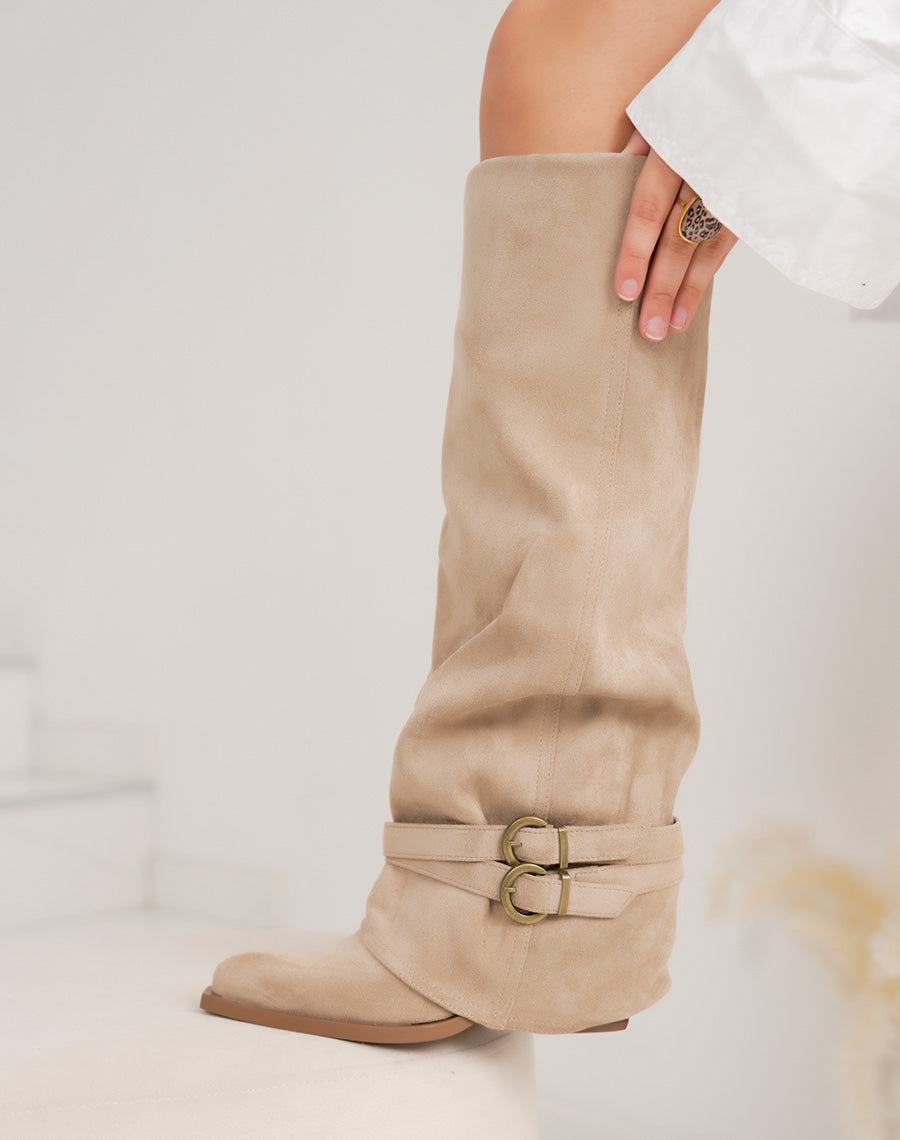 Bottes femme beige en suédine avec talon haut et boucle dorée stylée