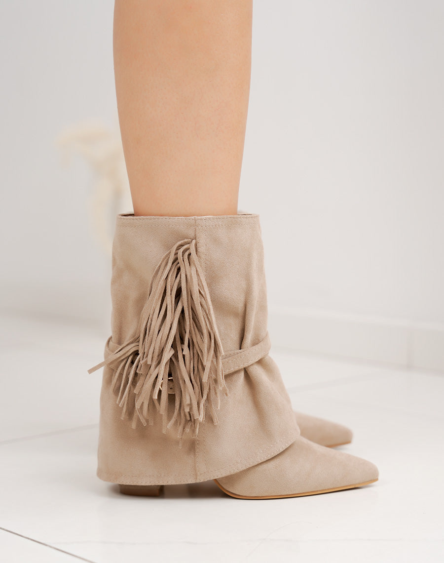 Bottine femme beige en suédine à franges élégante et boucle dorée