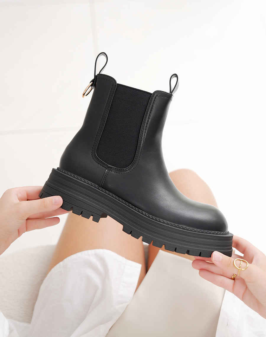 Bottines femme noires style chelsea tendance à semelle crantée et détail doré