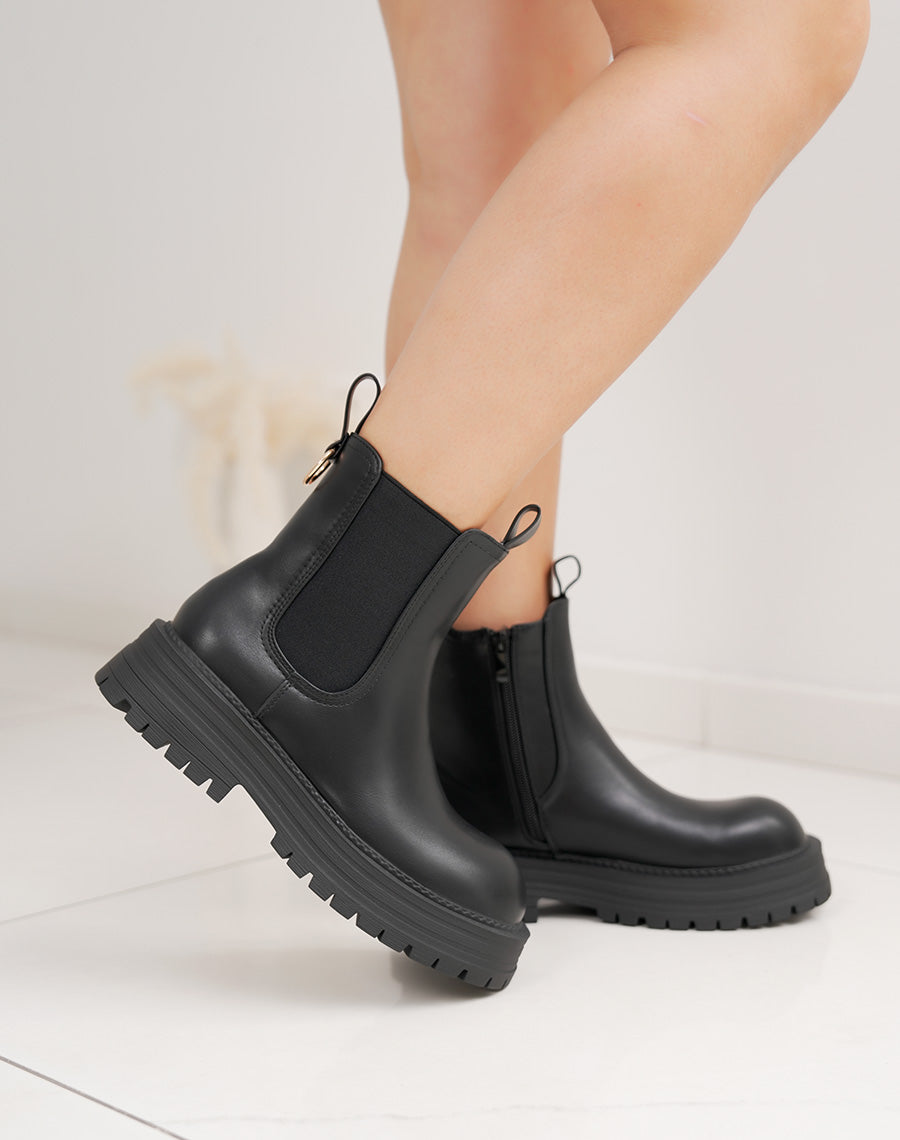 Bottines femme noires style chelsea tendance à semelle crantée et détail doré