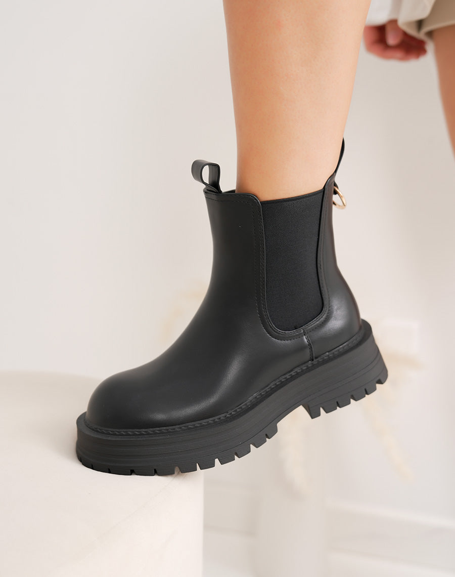 Bottines femme noires style chelsea tendance à semelle crantée et détail doré