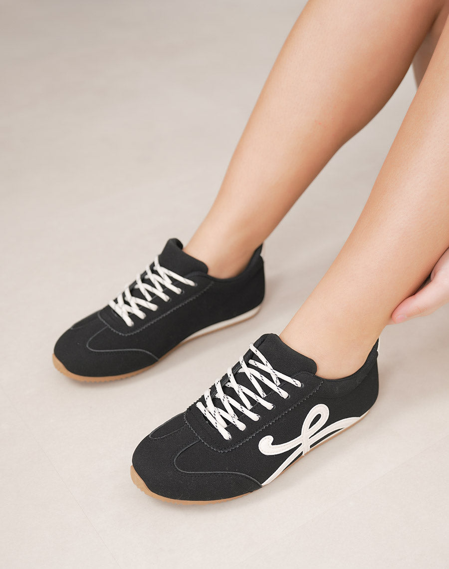 Basket femme noire élégante à lacets blancs avec empiècements contrastés