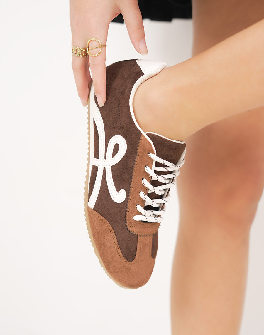 Baskets femme marron en suédine à lacets blancs et empiècements contrastés