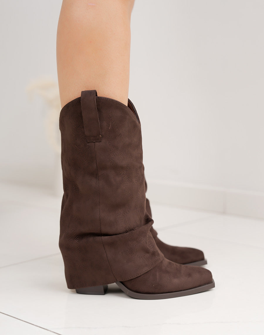 Bottine femme marron tendance style santiags avec couture plissée et talon biseauté