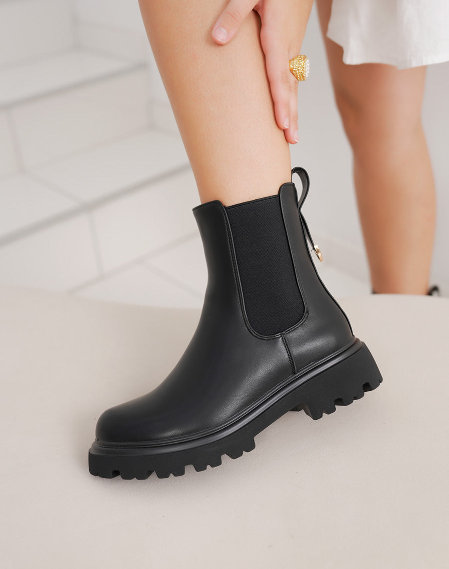 Bottine femme noire style chelsea élégante avec semelle crantée et bijou doré
