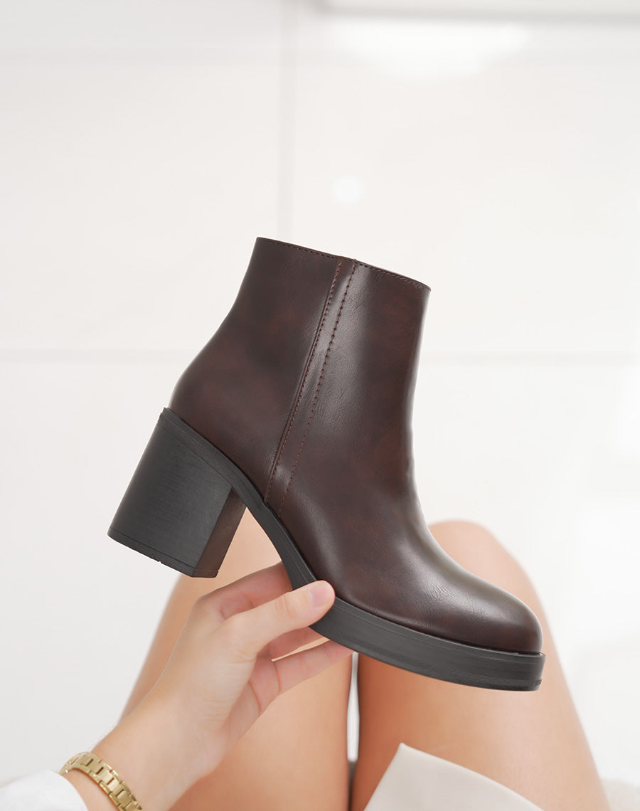 Bottine femme marron courte élégante à talon carré avec plateforme moderne