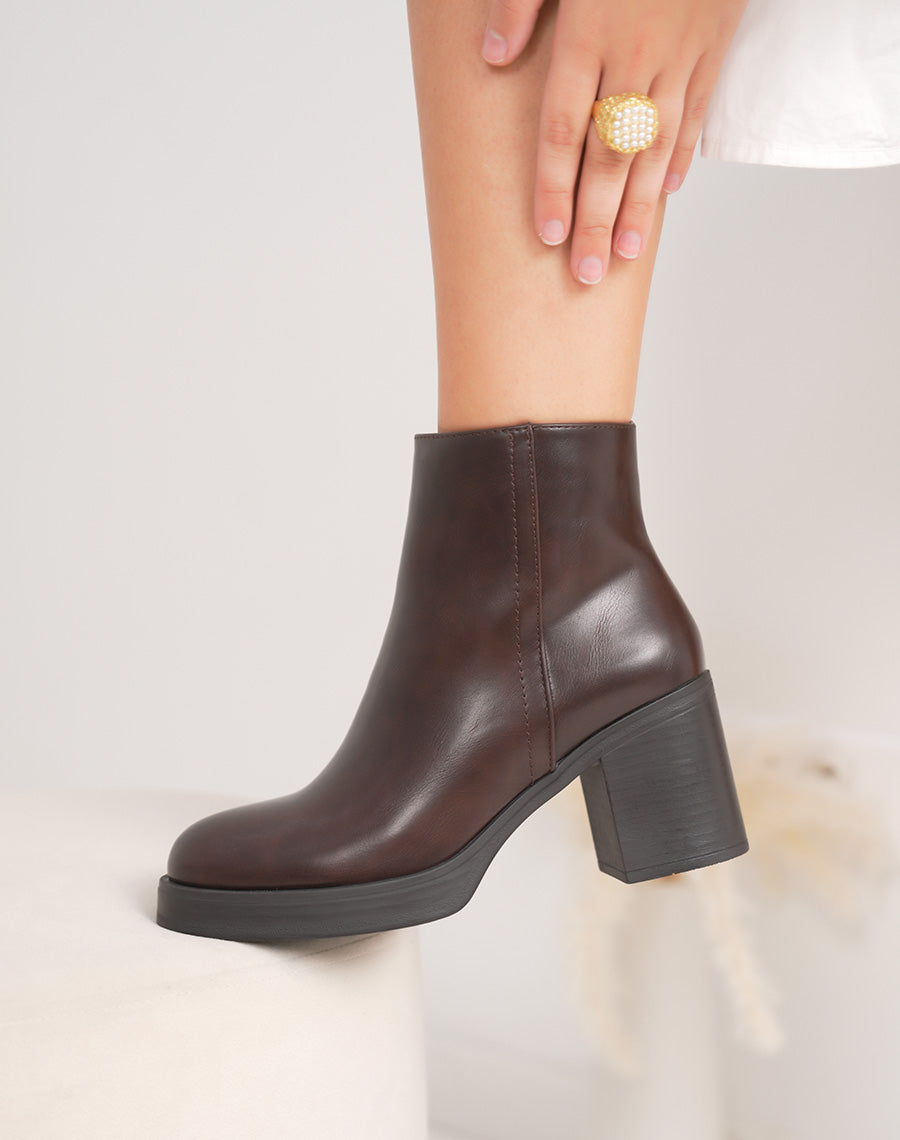 Bottine femme marron courte élégante à talon carré avec plateforme moderne