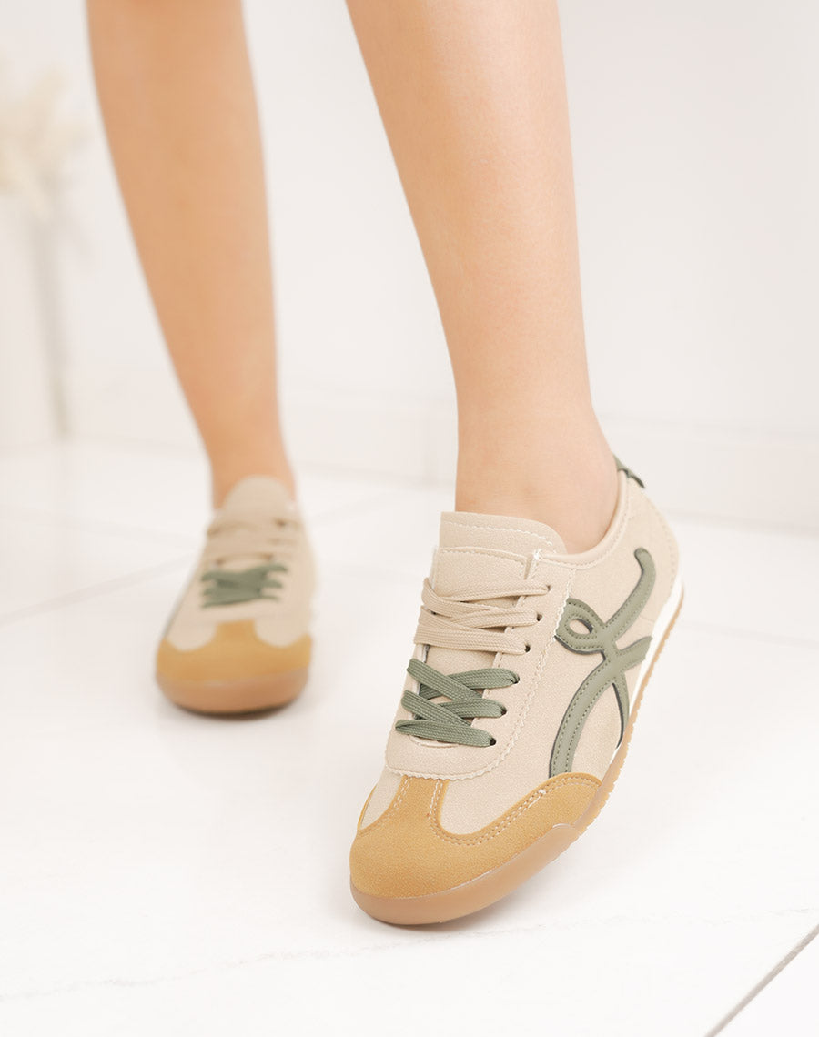 Baskets plates beige à empiècements vert kaki et double lacet
