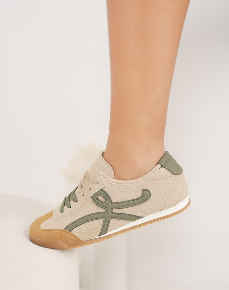 Baskets plates beige à empiècements vert kaki et double lacet