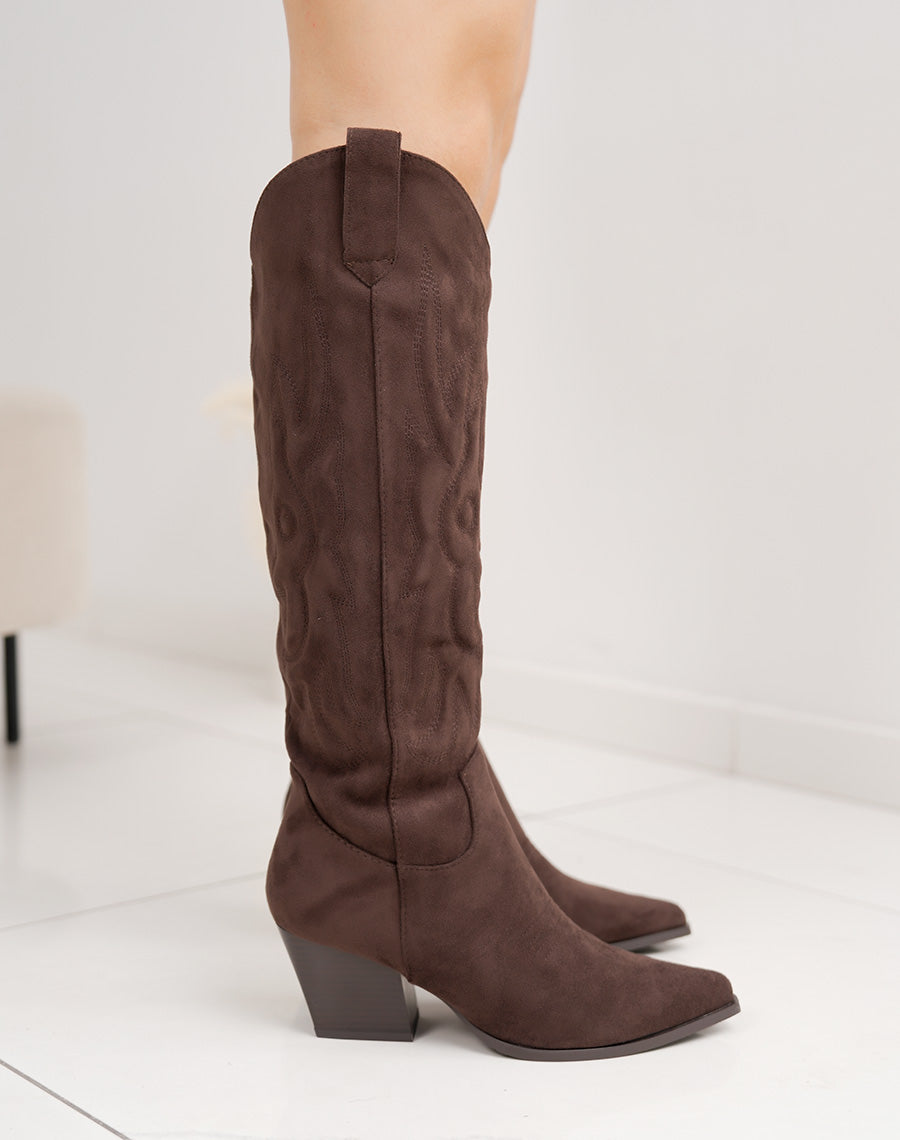 Botte femme marron style santiags en suédine avec talon biseauté et bout pointu