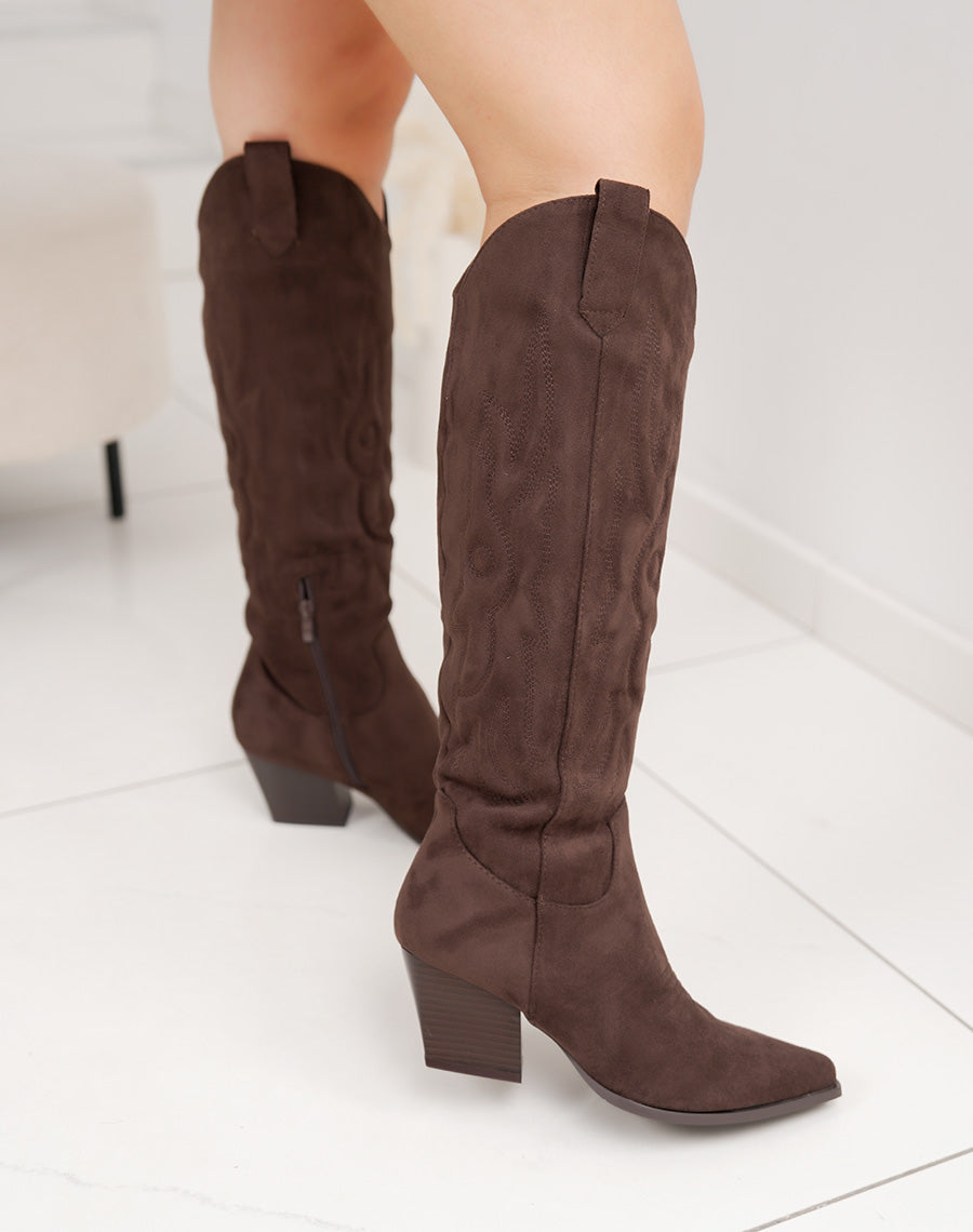 Botte femme marron style santiags en suédine avec talon biseauté et bout pointu