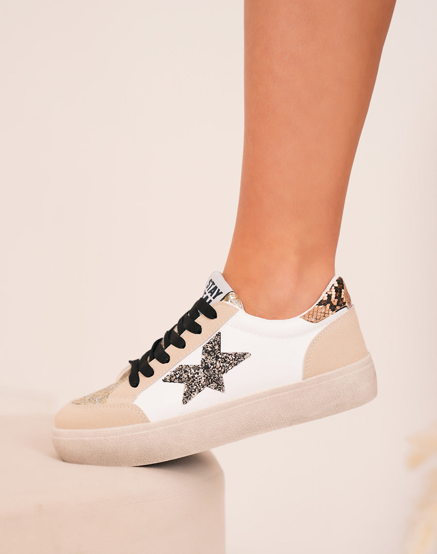 Baskets femme blanches tendance avec étoiles pailletées et détails dorés