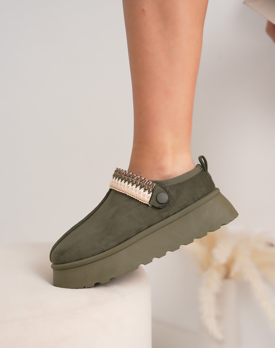 Mules femme vertes en suédine fourrée avec détail cousu ajustable