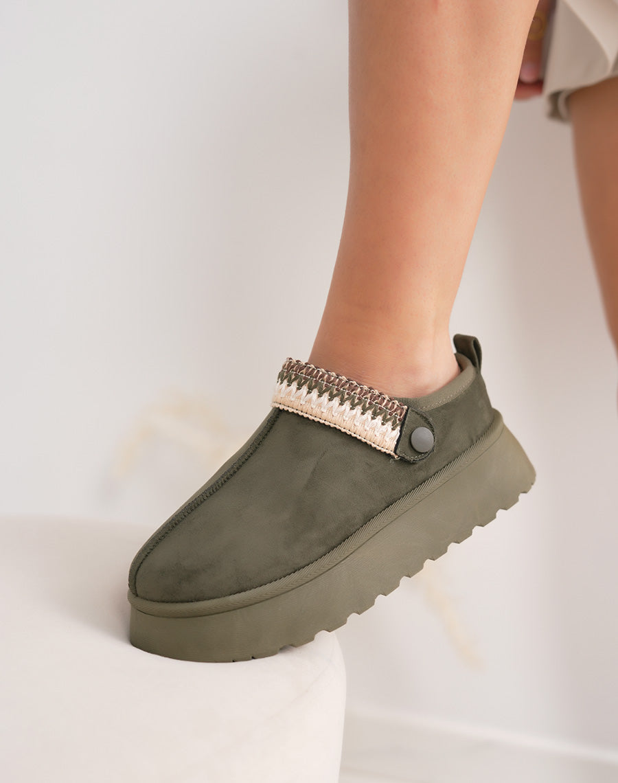 Mules femme vertes en suédine fourrée avec détail cousu ajustable