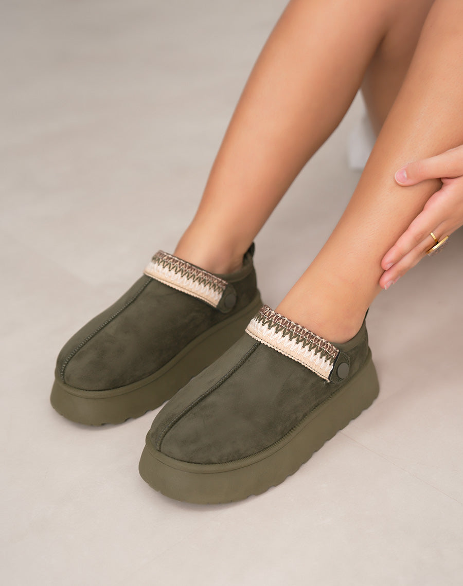 Mules femme vertes en suédine fourrée avec détail cousu ajustable