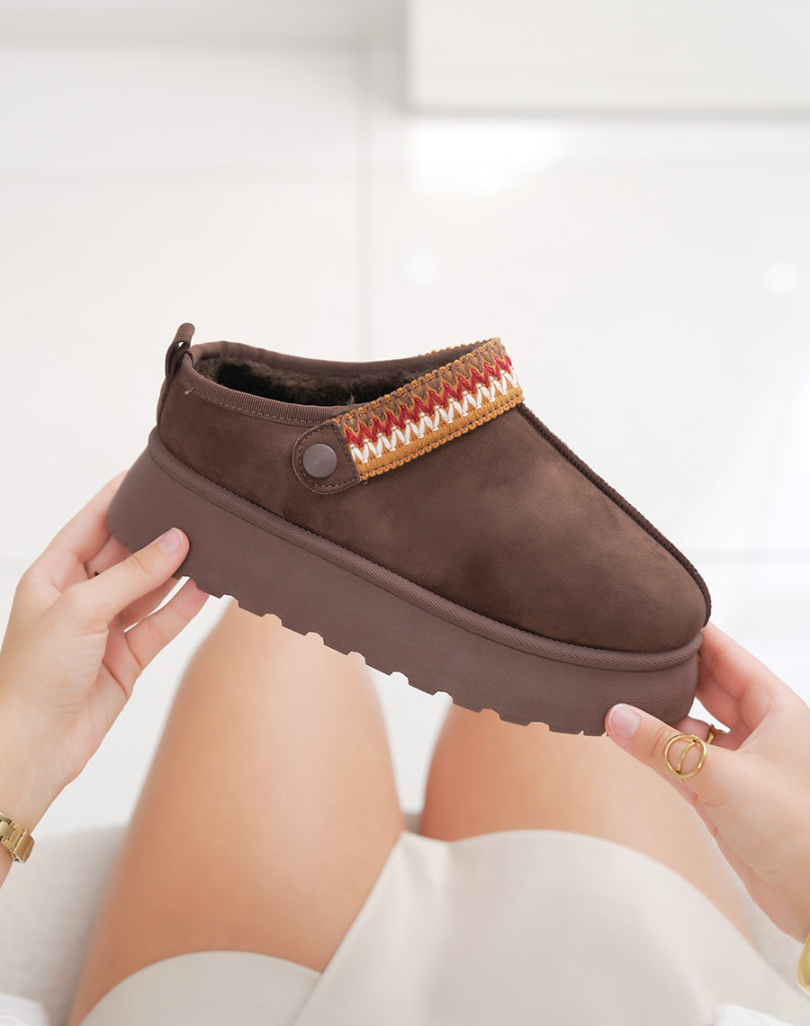 Mules femme marron chocolat en suédine fourrée avec détail cousu ajustable