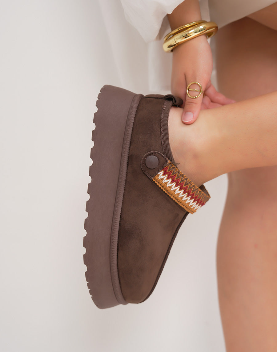 Mules femme marron chocolat en suédine fourrée avec détail cousu ajustable