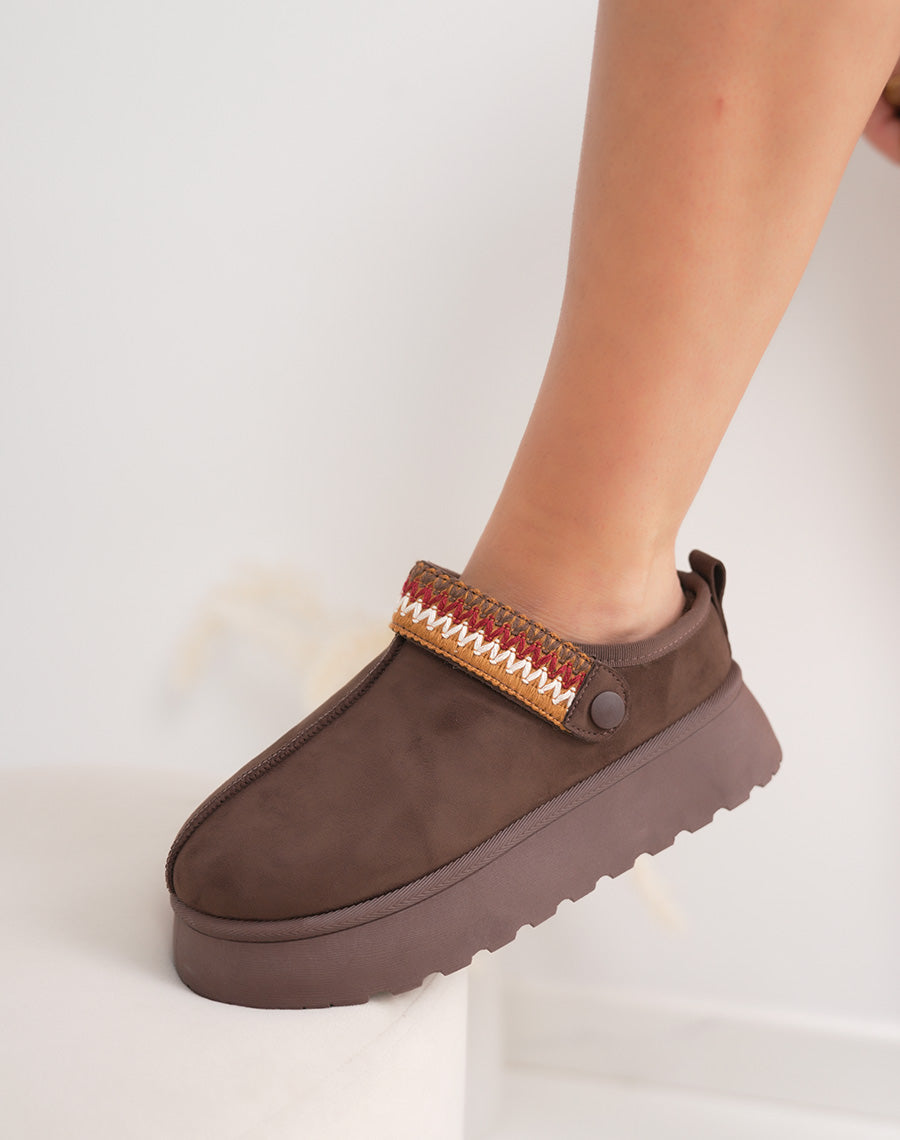 Mules femme marron chocolat en suédine fourrée avec détail cousu ajustable