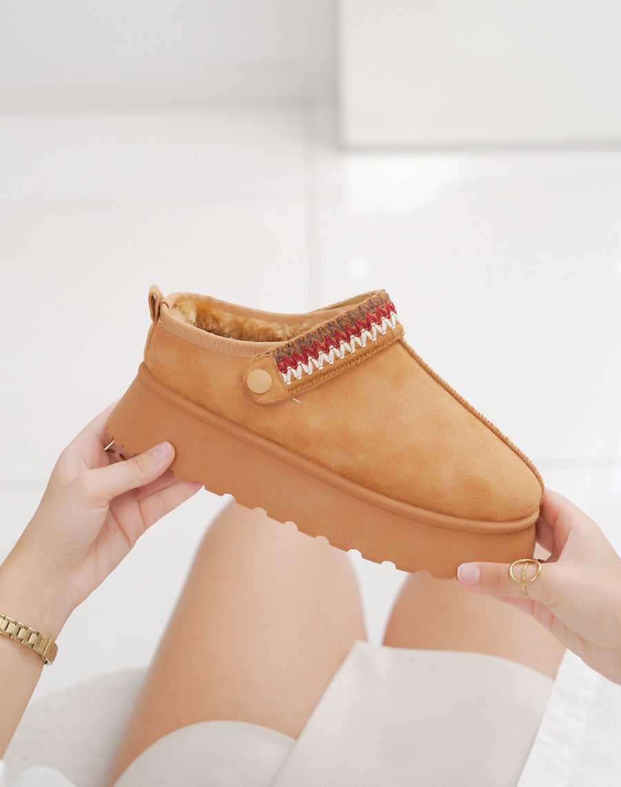 Mules femme camel en suédine fourrée avec détail cousu ajustable